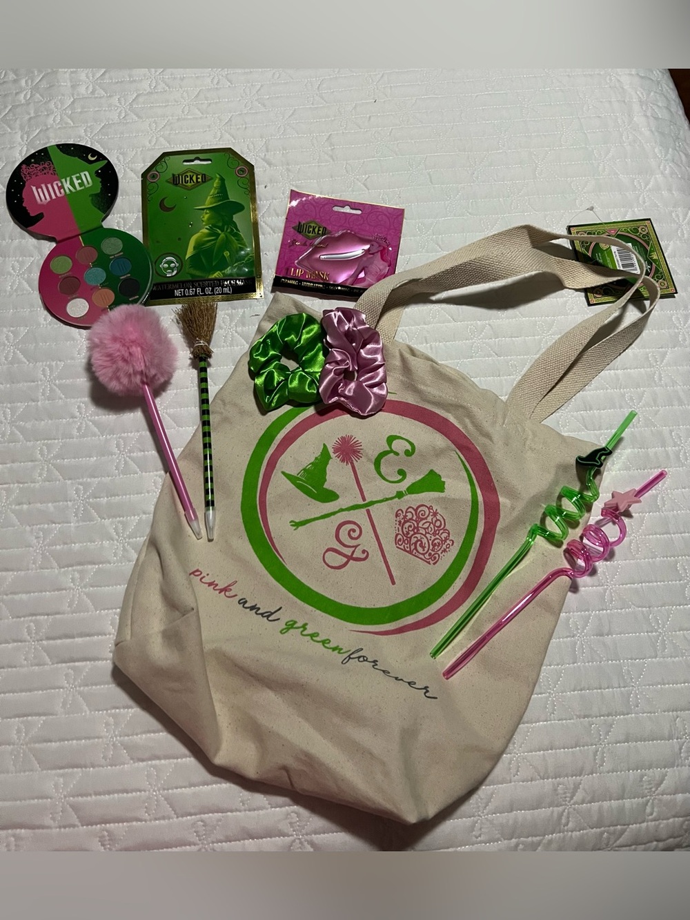 Wicked themed pink and green gift set! NWT